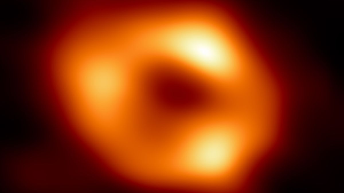 První snímek černé díry uprostřed naší galaxie